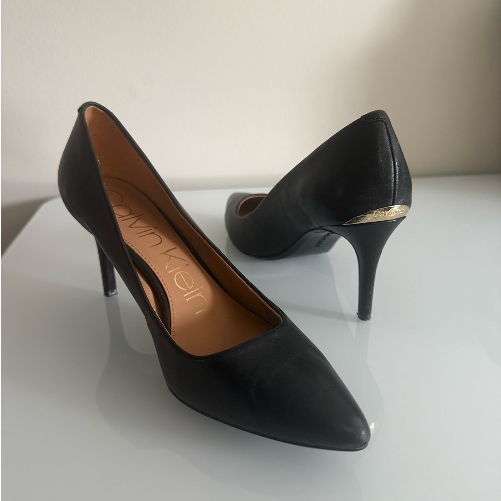 Calvin Klein kamara Black Pointed-Toe Leather Pumps sz 9